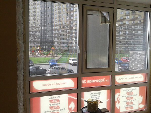 Перфорированная пленка на окна в магазинах
