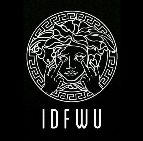 Версаче наклейка