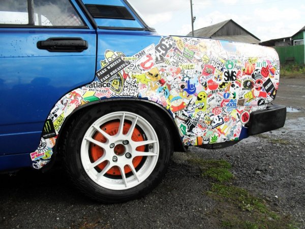 Наклейки на заднее крыло автомобиля