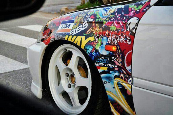 Стикербомбинг на крыле авто