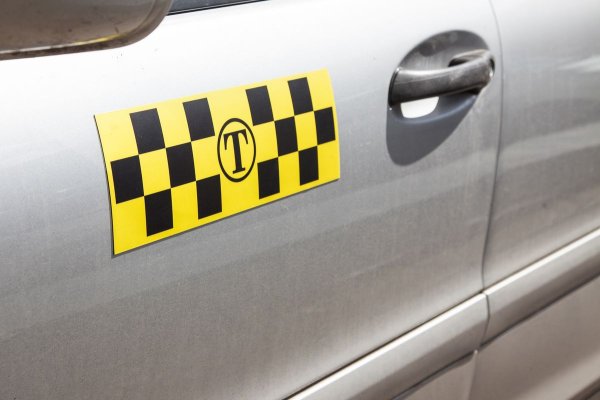 Магнитные наклейки на автомобиль такси