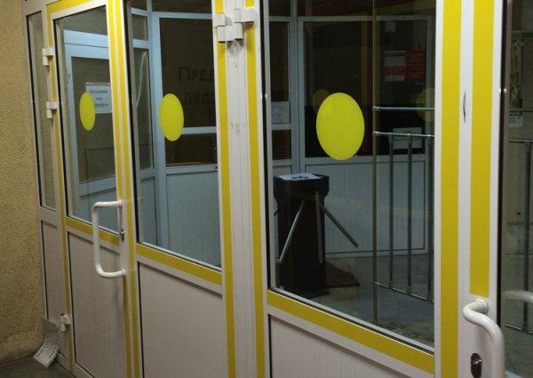 Желтые полосы на ступени для слабовидящих