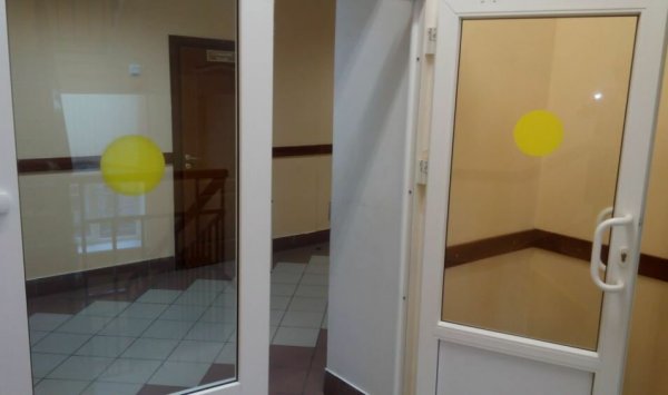 Желтые круги на стеклянных дверях