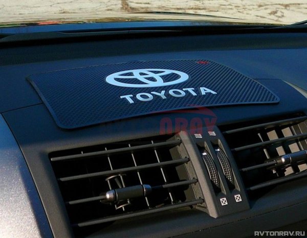 Противоскользящий коврик на панель Toyota