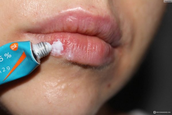 Мазь с губами на тюбике