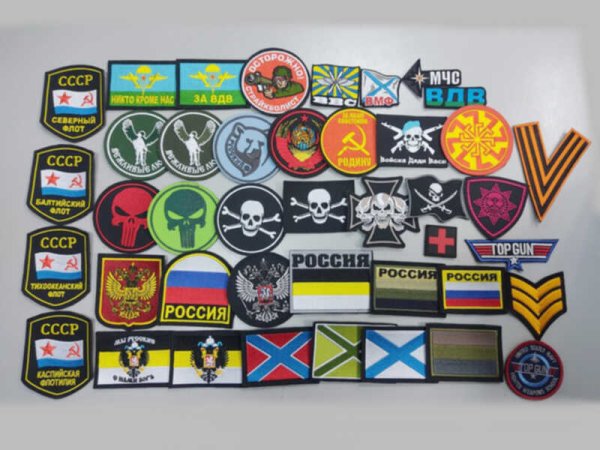 Военные с разными нашивками флагов