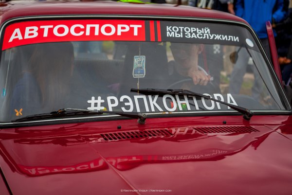 Наклейка на лобовое стекло автоспорт