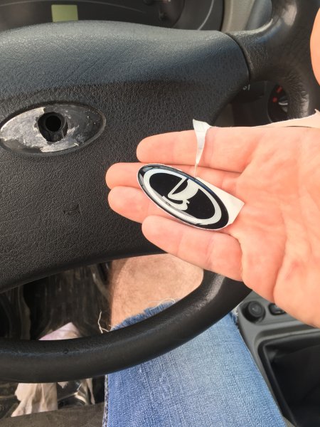 Чёрный шильдик Лада на руль ВАЗ 2110