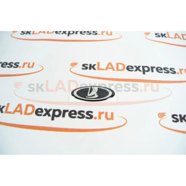 Шильдик Лада черный на руле