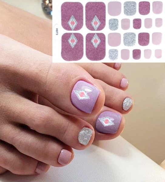 Красивый педикюр с наклейками