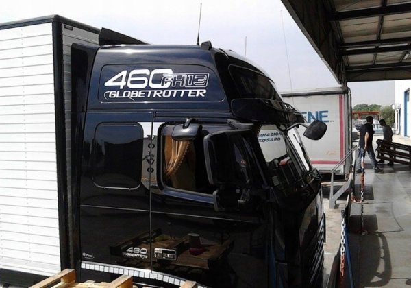 Наклейки на Вольво fh13 на кабину