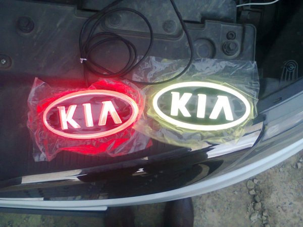 Задний значок Kia Rio