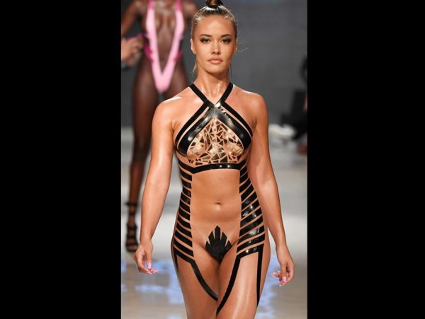 Купальник из пленки