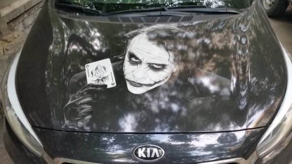 Джокер на капоте авто
