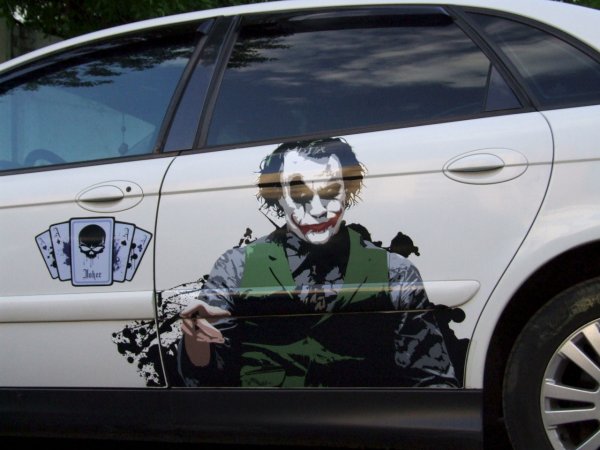 Бэтмен на капоте