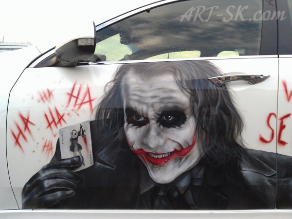 Харли Квинн на капоте