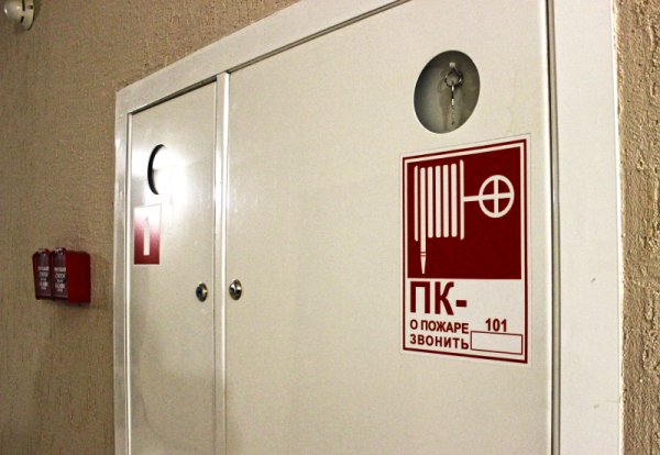 Пожарный кран встроенный в стену