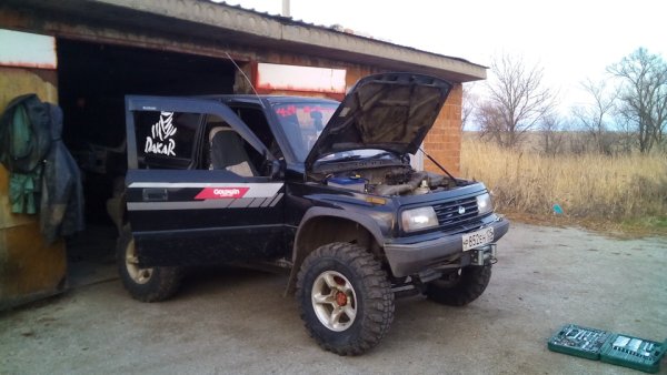 Машина с эмблемой носорога