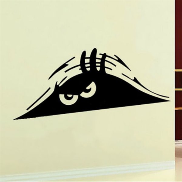 Наклейка на авто выглядывает