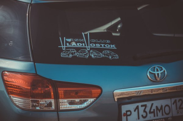 Тойота Виш клуб наклейка