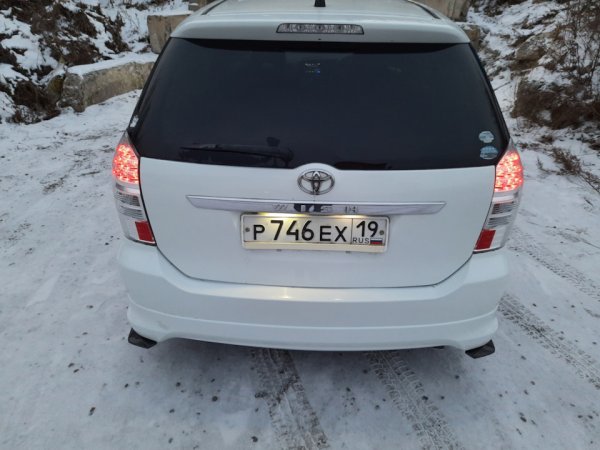 Тойота Виш 2004 зад