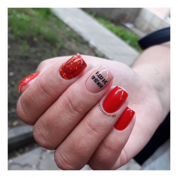Красные ногти с наклейками