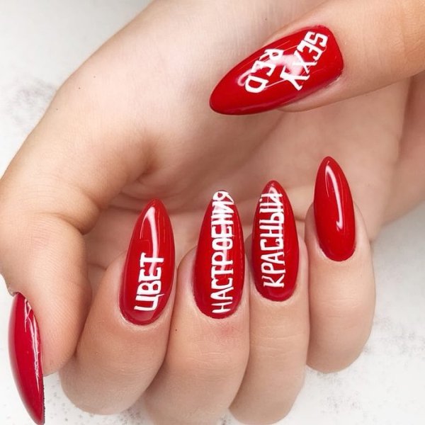 Маникюр красный с белым с наклейками