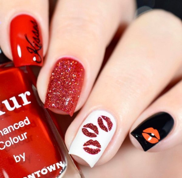 Красный матовый маникюр с надписями