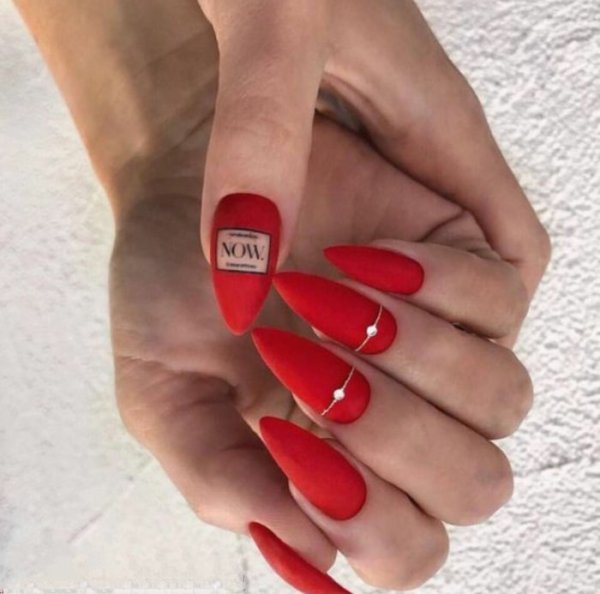 Красные ногти с надписями