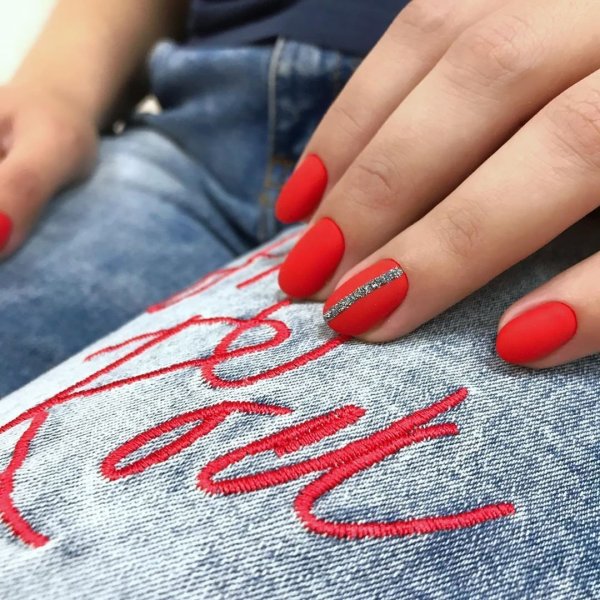 Красные ногти с надписями