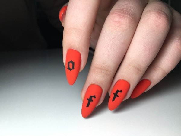 Кот Саймон на ногтях