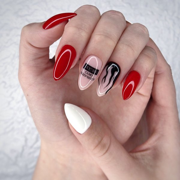 Красный матовый маникюр с наклейками