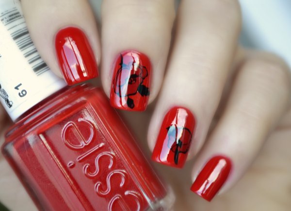 Красный маникюр с надписями