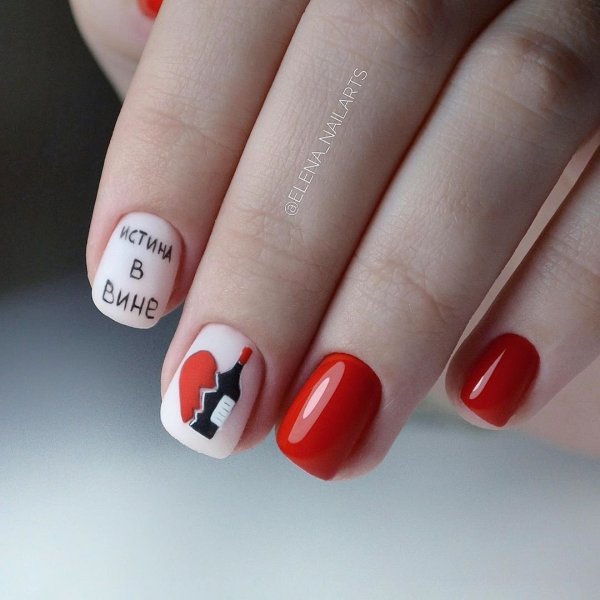 Красный матовый маникюр с наклейками