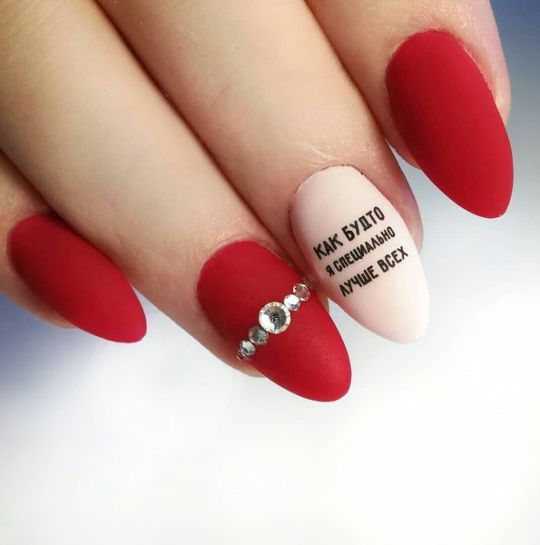 Маникюр с наклейками надписями