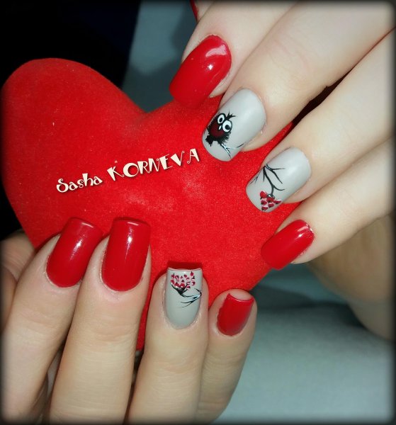 Красные ногти с надписями
