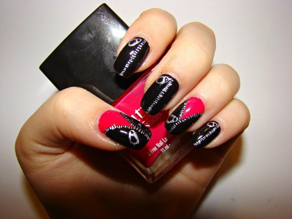 Красный маникюр со слайдерами