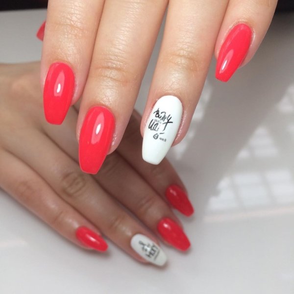 Ногти с надписями