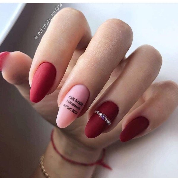 Маникюр красный с бежевым матовый