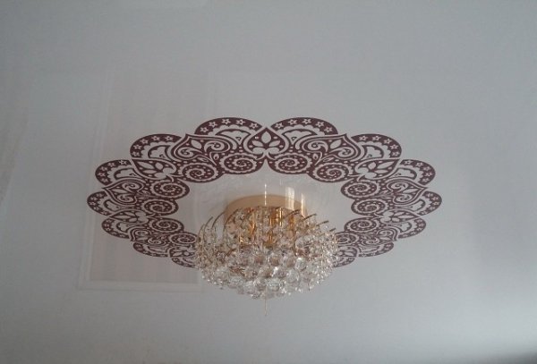 Орнамент на потолке вокруг люстры
