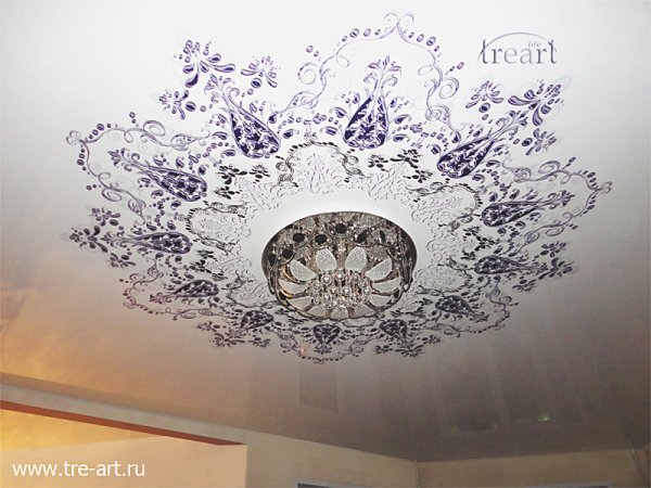 Фотопечать на потолке вокруг люстры
