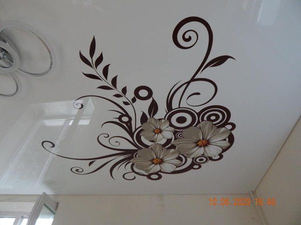 Натяжной потолок с вензелями