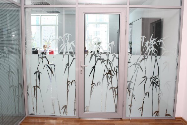 Декоративные наклейки на окна