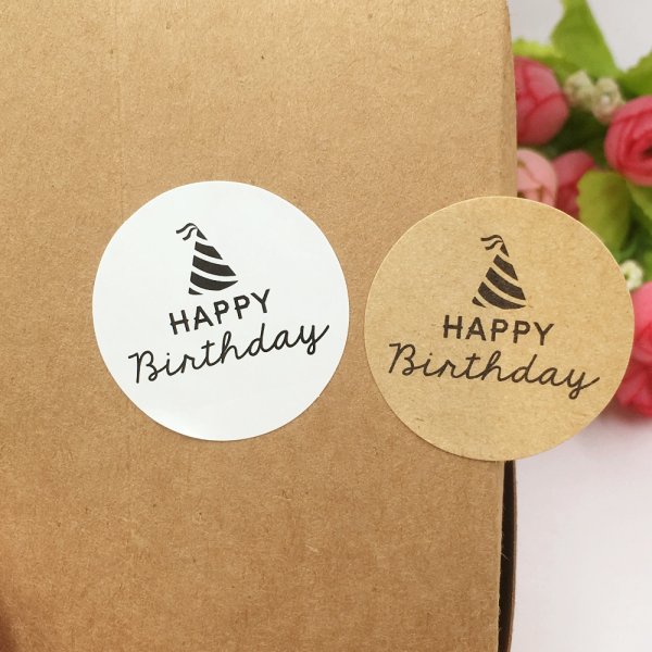 Крафтовый пакет с круглой наклейкой