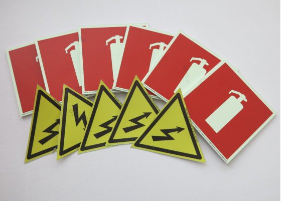 Наклейка знак "опасность поражения Эл.током" 100х100