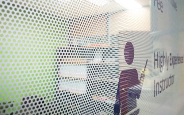 Печать на перфорированной самоклейке one way Vision