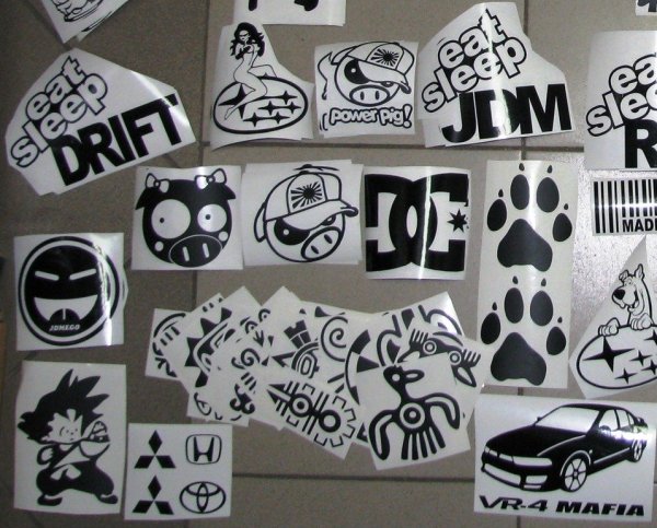 Маленькие наклейки на авто
