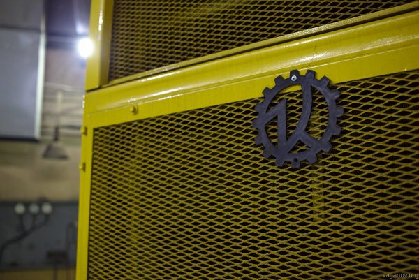 Шильдик трактора Кировец