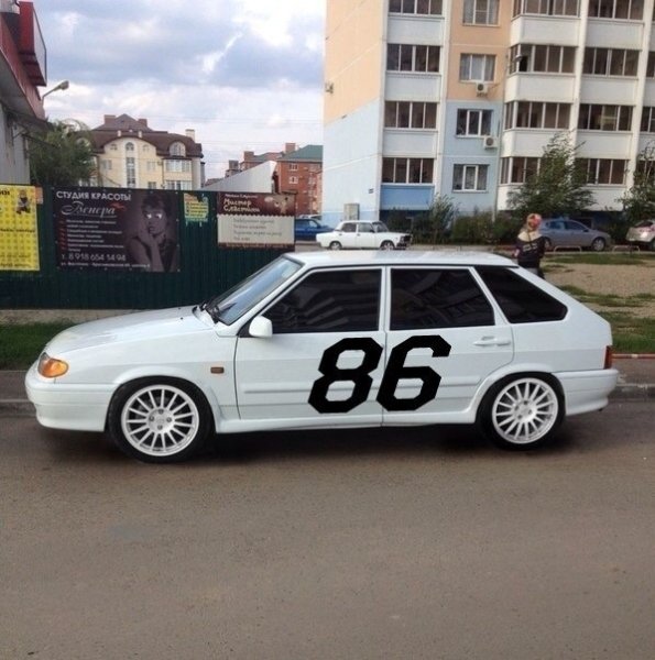 Белая ВАЗ 2114 С наклейками