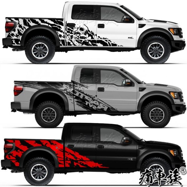 Машина с черепом на багажнике